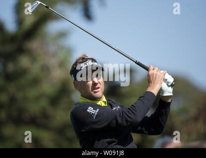 Ian Poulter zweigt weg auf der zweiten Bohrung des Welt-meisterschaft Cadillac Match Play am Harding Park in San Francisco am 29. April 2015. Foto von Terry Schmitt/UPI Stockfoto