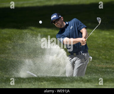 Hunter Mahan Hits aus dem Sand auf der ersten Bohrung des Welt-meisterschaft Cadillac Match Play am Harding Park in San Francisco am 29. April 2015. Foto von Terry Schmitt/UPI Stockfoto