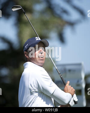 Matt Kucher Uhren sein T-Stück geschossen auf der zweiten Bohrung der Welt-meisterschaft Cadillac Match Play am Harding Park in San Francisco am 29. April 2015. Foto von Terry Schmitt/UPI Stockfoto
