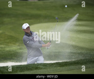 Jordanien Spieth Hits aus dem Sand auf der zweiten Bohrung der Welt-meisterschaft Cadillac Match Play am Harding Park in San Francisco am 29. April 2015. Foto von Terry Schmitt/UPI Stockfoto