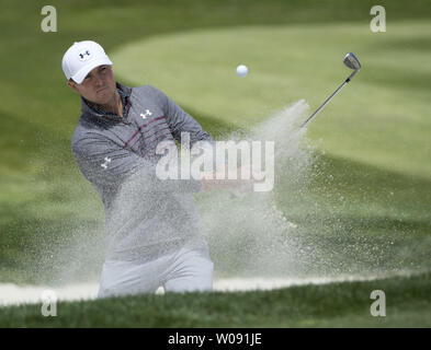 Jordanien Spieth Hits aus dem Sand auf der zweiten Bohrung der Welt-meisterschaft Cadillac Match Play am Harding Park in San Francisco am 29. April 2015. Foto von Terry Schmitt/UPI Stockfoto