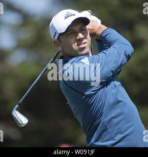 Sergio Garcia von Spanien T-Stücke weg auf der zweiten Bohrung der Welt-meisterschaft Cadillac Match Play am Harding Park in San Francisco am 29. April 2015. Foto von Terry Schmitt/UPI Stockfoto