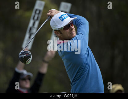 Mikko Ilonen von Finnland Stücke weg auf der dritten Bohrung der Welt-meisterschaft Cadillac Match Play am Harding Park in San Francisco am 29. April 2015. Foto von Terry Schmitt/UPI Stockfoto