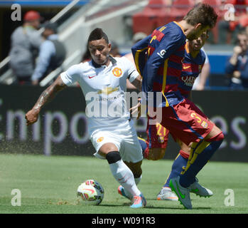 Von Manchester United Memphis Depay Kürzungen hinter dem FC Barcelona Gerard Pique im ersten Halbjahr 2015 in der Internationalen Champions Cup Nordamerika bei Levi's Stadion in Santa Clara, Kalifornien, am 25. Juli 2015. Manchester besiegt Barcelona 3-1. Foto von Terry Schmitt/UPI Stockfoto