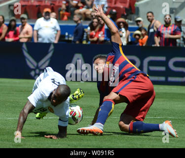 Von Manchester United Ashley Young (L) geht mit dem FC Barcelona Adriano der ersten Hälfte im Jahr 2015 Internationalen Champions Cup Nordamerika bei Levi's Stadion in Santa Clara, Kalifornien, am 25. Juli 2015. Manchester besiegt Barcelona 3-1. Foto von Terry Schmitt/UPI Stockfoto