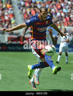 FC Barcelona Sandro Ramirez bewegt die Kugel upfield gegen Manchester United in der zweiten Hälfte, in der 2015 international Champions Cup Nordamerika bei Levi's Stadion in Santa Clara, Kalifornien, am 25. Juli 2015. Manchester besiegt Barcelona 3-1. Foto von Terry Schmitt/UPI Stockfoto