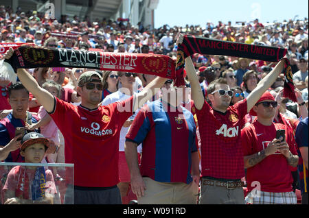 Manchester United Fans zeigen ihre Farben vor dem Spielen des FC Barcelona im Jahr 2015 Internationalen Champions Cup Nordamerika bei Levi's Stadion in Santa Clara, Kalifornien, am 25. Juli 2015. Foto von Terry Schmitt/UPI Stockfoto