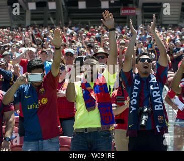 FC Barcelona Fans jubeln vor dem Spiel Manchester United im Jahr 2015 Internationalen Champions Cup Nordamerika bei Levi's Stadion in Santa Clara, Kalifornien, am 25. Juli 2015. Manchester gewann 3-1. Foto von Terry Schmitt/UPI Stockfoto