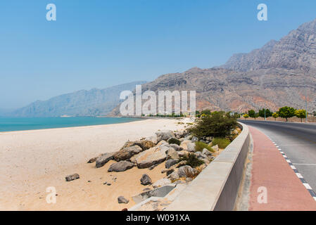 Malerische Küstenstraße in Musandam Governorate von Oman umgeben von Sandsteinen Stockfoto