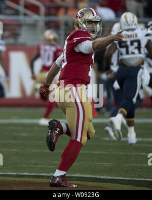 San Francisco 49ers QB Dylan Thompson auf die Bank Punkte wie WR Bruce Ellington läuft 70 Yards für ein TD im ersten Viertel gegen die San Diego Chargers bei Levi's Stadion in Santa Clara, Kalifornien, am 3. September 2015. Die 49ers besiegten die Ladegeräte 14-12 in ihrer endgültigen vor Jahreszeit Spiel. Foto von Terry Schmitt/UPI Stockfoto