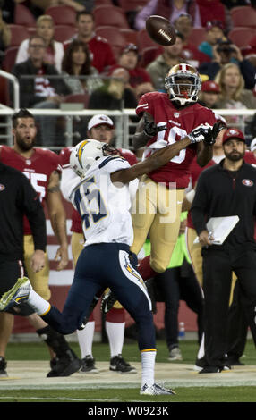 San Francisco 49ers WR DeAndrew Weiß geht bis ein 31 Yard Pass von QB Dylan Thompson über San Diego Chargers Lowell stieg im 2. Quartal bei Levi's Stadion in Santa Clara, Kalifornien, am 3. September 2015 zu fangen. Die 49ers besiegten die Ladegeräte 14-12 in ihrer endgültigen vor Jahreszeit Spiel. Foto von Terry Schmitt/UPI Stockfoto