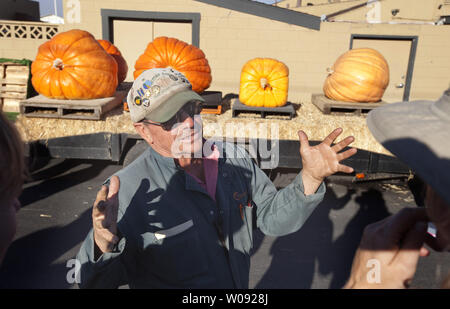 John "Farmer John" Muller erklärt wachsenden square Kürbisse auf der 42. jährlichen Safeway Wm Kürbis Weigh-Off in Half Moon Bay, Kalifornien am 12. Oktober 2015. Top Ehren gingen zu Steve Daletas von Pleasant Hill, Oregon mit einem 1969 Pfund Kürbis. Foto von Terry Schmitt Stockfoto