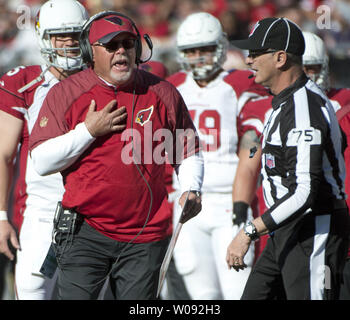 Arizona Cardinals Head Coach Bruce Arianer argumentiert ein Anruf mit seitlichen Richter Rob Vernatchi (75) im Spiel gegen die San Francisco 49ers bei Levi's Stadion in Santa Clara, Kalifornien, am 29. November 2015. Die Kardinäle besiegten die 49ers 19-13. Foto von Terry Schmitt/UPI Stockfoto