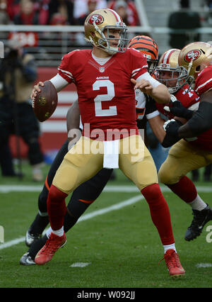 San Francisco 49ers QB Blaine Gabbert Tropfen zurück gegen die Cincinnati Bengals im ersten Quartal bei Levi's Stadion in Santa Clara, Kalifornien, am 20. Dezember 2015 zu übermitteln. Foto von Terry Schmitt/UPI Stockfoto