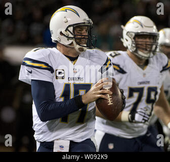 San Diego Aufladeeinheiten Quarterback Phillip Flüsse (17) rollt auf der Suche nach einem Receiver im dritten Quartal gegen die Oakland Raiders an O. co Coliseum in Oakland, Kalifornien am 24. Dezember 2015. Die Räuber besiegt die Ladegeräte 23-20 in den überstunden. Foto von Terry Schmitt/UPI Stockfoto