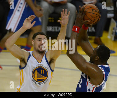 Golden State Warriors Klay Thompson (11) belästigt Philadelphia 76ers Elton Brand in der zweiten Hälfte in der Oracle Arena in Oakland, Kalifornien am 27. März 2016. Thompson zählte 40 Punkte in die Krieger 117-105 gewinnen. Foto von Terry Schmitt/UPI Stockfoto