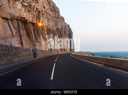 Malerische Küstenstraße in Musandam Governorate von Oman umgeben von Sandsteinen Stockfoto