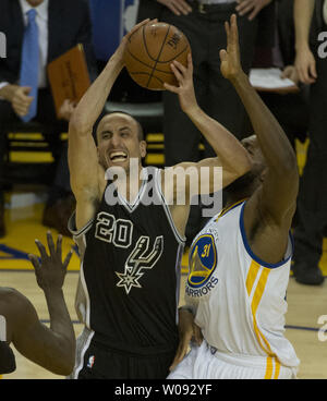 San Antonio Spurs Manu Ginobili (20) Setzt einen Schuß gegen Golden State Warriors Festus Ezeli in der ersten Hälfte in der Oracle Arena in Oakland, Kalifornien am 7. April 2016. Die Krieger besiegt die Spurs 112-101 top Saatgut für die Endspiele zu klammern. Foto von Terry Schmitt/UPI Stockfoto