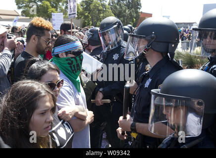 Die Demonstranten gegen den Republikanischen Kandidaten Donald Trump Gesicht weg Polizei am Kalifornien GOP Convention in Burlingame, Kalifornien am 29. April 2016. Trump war der Hauptredner auf dem Kongress luncheon der Partei. Foto von Terry Schmitt/UPI Stockfoto