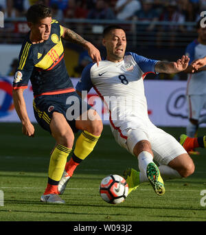 Die USA Clint Dempsey verliert seine Fußnote als Kolumbien James Rodriguez (10) in der ersten Hälfte bei Copa Amerika Centenario bei Levi's Stadion in Santa Clara, Kalifornien, am 3. Juni 2016 verfolgt. Kolumbien gewann 2-0. Foto von Terry Schmitt/UPI Stockfoto