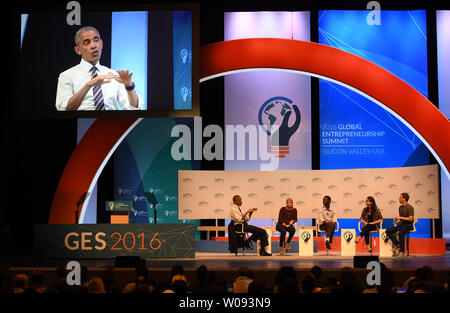 Präsident Barack Obama (L) führt eine Podiumsdiskussion mit (L-R) Mai Vermitteln von Ägypten, Jean Bosco Nzeyimana von Ruanda, Mariana Costa Checa von Peru, und Facebook Gründer Mark Zuckerberg an der Global Entrepreneurship Summit 2016 an der Stanford University in Palo Alto, Kalifornien, am 24. Juni 2016. GES Ziel amerikanischer Unternehmer und Investoren mit internationalen Kollegen zu verbinden. Foto von Terry Schmitt/UPI Stockfoto