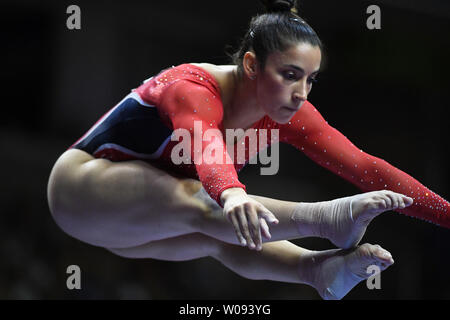 Alexandra Raisman führt auf dem Schwebebalken in der US-amerikanischen olympischen Versuche für Frauen Gymnastik auf der SAP-Center in San Jose, Kalifornien, am 8. Juli 2016. Zwei Tage des Wettbewerbs wird wählen Sie das Team für die Olympischen Spiele 2016 in Rio de Janeiro. Foto von Terry Schmitt/UPI Stockfoto