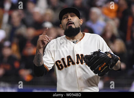 San Francisco Giants Krug Sergio Romo reagiert, nachdem er im 9. Inning, nachdem sie herauf ein RBI double in Chicago Cubs Ben Zobrist in der National League Division Series Spiel 4 bei AT&T Park in San Francisco am 11. Oktober 2016 aufgenommen wurde. Romo kombiniert mit vier anderen Helfer ein Drei führen in die Luft zu sprengen und die Jungen geben die NLDS 6-5. Foto von Terry Schmitt/UPI Stockfoto