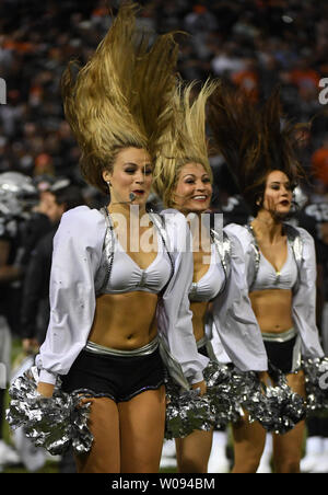 Oakland Raiderettes im ersten Viertel gegen die Denver Broncos am Oakland-Alameda County Coliseum in Oakland, Kalifornien am 6. November 2016 unterhalten. Die Oakland Raiders besiegten die die Broncos 30-20. Foto von Terry Schmitt/UPI Stockfoto