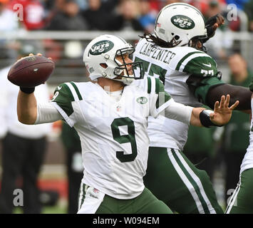 New York Jets QB Bryce Petty (9) Sieht downfield gegen die San Francisco 49ers im dritten Quartal bei Levi's Stadion in Santa Clara, Kalifornien, am 11. Dezember 2016 zu übermitteln. Die Strahlen von hinten kam, den 49ers 23-17 in den überstunden zu schlagen. Foto von Terry Schmitt/UPI Stockfoto