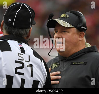 San Francisco 49ers-Headcoach Chip Kelly Gespräche mit seitlichen Richter Jeff Laberth (21) im dritten Quartal bei Levi's Stadion in Santa Clara, Kalifornien, am 11. Dezember 2016. Die Strahlen von hinten kam, den 49ers 23-17 in den überstunden zu schlagen. Foto von Terry Schmitt/UPI Stockfoto