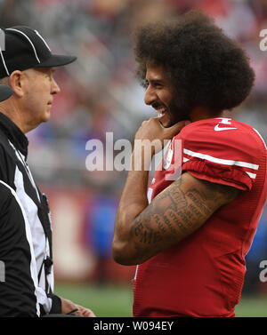 San Francisco 49ers QB Colin Kaepernick (R) Witze mit einer offiziellen im dritten Quartal gegen die New York Jets bei Levi's Stadion in Santa Clara, Kalifornien, am 11. Dezember 2016. Die Strahlen von hinten kam, den 49ers 23-17 in den überstunden zu schlagen. Foto von Terry Schmitt/UPI Stockfoto