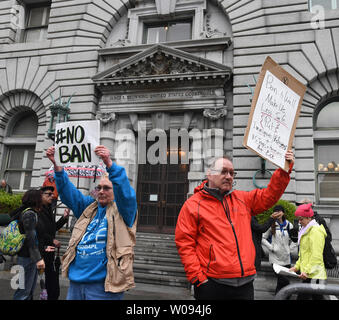 Die Demonstranten halten Schilder vor der 9 US-Bundesberufungsgericht in San Francisco am 7. Februar 2017. Die drei Richter der US-amerikanischen neunten Bundesberufungsgerichts ging früher Sonntag, sofort einen Auftrag von einem Bundesrichter in Washington, dass Reiseverbot des Präsidenten Trump angehalten, aber hört Argumente heute blockieren. Foto von Terry Schmitt/UPI Stockfoto