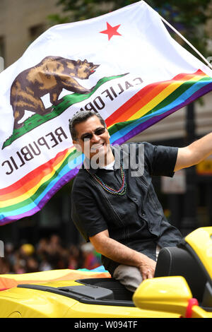 Kalifornien Attorney General Xavier Becerra beteiligt sich an den jährlichen LGBT Pride Parade in San Francisco am 25. Juni 2017. Politische Aktion, Gay Pride und Corporate Advertising wurden Themen wie Zehntausende teilnahmen. Foto von Terry Schmitt/UPI Stockfoto