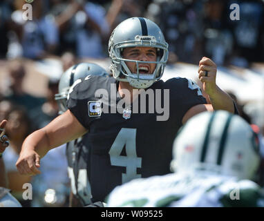 Oakland Raiders QB Derek Carr ändert das Spiel gegen die New York Jets im ersten Quartal am Kolosseum in Oakland, Kalifornien am 17. September 2017. Die Räuber besiegt die Jets45-20. Foto von Terry Schmitt/UPI Stockfoto