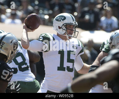 New York Jets QB Josh McCown wirft gegen die Oakland Raiders im zweiten Quartal am Kolosseum in Oakland, Kalifornien am 17. September 2017. Die Räuber besiegt die Jets45-20. Foto von Terry Schmitt/UPI Stockfoto