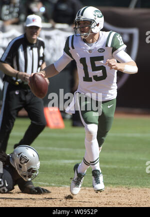 New York Jets QB Josh McCown kriecht für 22 Yards gegen die Oakland Raiders im dritten Quartal im Coliseum in Oakland, Kalifornien am 17. September 2017. Die Räuber besiegt die Jets45-20. Foto von Terry Schmitt/UPI Stockfoto