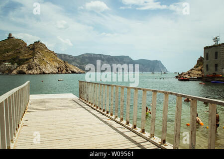 Die Bucht von balaklawa und die Ruinen der Genueser Festung Cembalo. Balaklawa, Krim. wunderschöne Seenlandschaft. Stockfoto