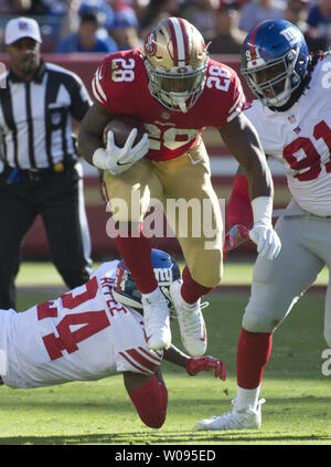 San Francisco 49ers RB Carlos Hyde (28) springt über New York Giants Eli Apple (24) im zweiten Viertel gegen die New York Giants bei Levi's Stadion in Santa Clara, Kalifornien, Kalifornien am 12. November 2017. Die 49ers hatten ihren ersten Sieg der Saison 31-21. Foto von Terry Schmitt/UPI Stockfoto