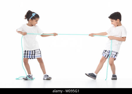 Zwei Kinder spielen Tauziehen Stockfoto