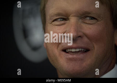 Neue Oakland Raiders Head Coach John Gruden Gespräche mit Medien nach Einführung in die Räuber Hauptsitz in Alameda, Kalifornien am 9. Januar 2018. Foto von Terry Schmitt/UPI Stockfoto