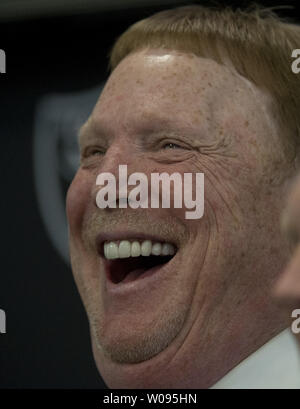Oakland Raiders Besitzer Mark Davis lacht nach Einführung neuer Head Coach John gruden an der Räuber Hauptsitz in Alameda, Kalifornien am 9. Januar 2018. Foto von Terry Schmitt/UPI Stockfoto