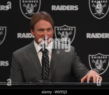 Neue Oakland Raiders Head Coach John Gruden Antworten auf die Räuber Hauptsitz in Alameda, Kalifornien am 9. Januar 2018. Foto von Terry Schmitt/UPI Stockfoto