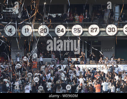 Streamer fließen als ehemaligen riesigen Barry Bonds" Nummer 25 ist, vor einem Baseballspiel zwischen den Giants und die Pittsburgh Pirates in San Francisco am 11. August 2018 in den Ruhestand. Foto von Terry Schmitt/UPI Stockfoto