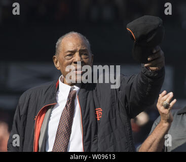 Hall of Fame San Francisco Giants Spieler Willie Mays revuetänzerinnen seine Kappe während einer Zeremonie riesige Barry Bonds' Nr. 25 in San Francisco am 11. August 2018 in den Ruhestand zu treten. Foto von Terry Schmitt/UPI Stockfoto