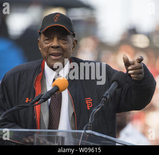 Hall of Fame San Francisco Giants Spieler Willie Mays spricht während einer Zeremonie riesige Barry Bonds' Nr. 25 in San Francisco am 11. August 2018 in den Ruhestand zu treten. Foto von Terry Schmitt/UPI Stockfoto