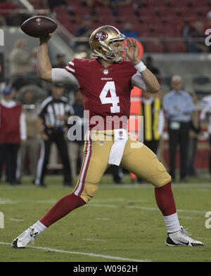 San Francisco 49ers QB Nick Mullens (4) wirft gegen die Los Angeles Ladegeräte im ersten Quartal bei Levi's Stadion in Santa Clara, Kalifornien am Donnerstag, 30. August 2018. Das Ladegerät besiegten die 49ers 23-21. Foto von Terry Schmitt/UPI Stockfoto