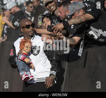 Hip hop recording artist MC Hammer wirft mit einem chuckie Puppe als er interagiert mit Fans in das Schwarze Loch im Coliseum in Oakland, Kalifornien am Montag, 10. September 2018. Die Oakland Raiders verloren zu den Los Angeles Rams 33-13. Foto von Terry Schmitt/UPI Stockfoto