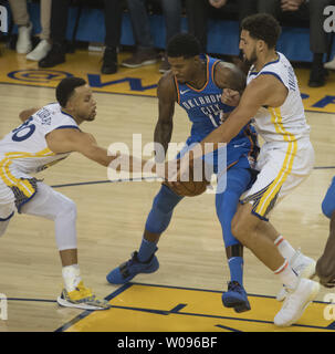 Oklahoma City Thunder, Paul George (C) Doppelklicken von Golden State Warriors Stephen Curry (L) und Klay Thompson im ersten Quartal in der Oracle Arena in Oakland, Kalifornien am 16. Oktober 2018 zusammen. Die Krieger besiegt den Donner 108-100. Foto von Terry Schmitt/UPI Stockfoto