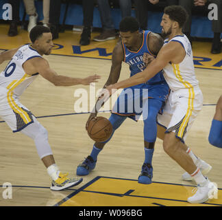 Oklahoma City Thunder, Paul George (C) Doppelklicken von Golden State Warriors Stephen Curry (L) und Klay Thompson im ersten Quartal in der Oracle Arena in Oakland, Kalifornien am 16. Oktober 2018 zusammen. Die Krieger besiegt den Donner 108-100. Foto von Terry Schmitt/UPI Stockfoto