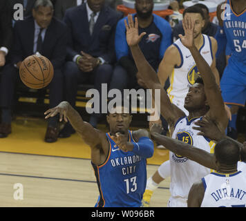 Oklahoma City Thunder, Paul George (13) an der Vorderseite der Golden State Warriors Zentrum Damian Jones (15) im ersten Quartal in der Oracle Arena in Oakland, Kalifornien am 16. Oktober 2018. Die Krieger besiegt den Donner 108-100. Foto von Terry Schmitt/UPI Stockfoto